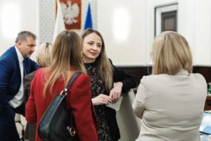 Agnieszka Dziemianowicz-Bąk pogrążona w rozmowie z Katarzyną Pełczyńską-Nałęcz i Pauliną Hennig-Kloską w czasie posiedzenia rządu.