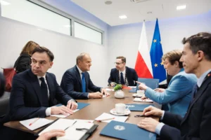 Spotkanie polityków przy stole konferencyjnym. Siedzą przy nim m.in. Andrzej Domański i Donald Tusk.