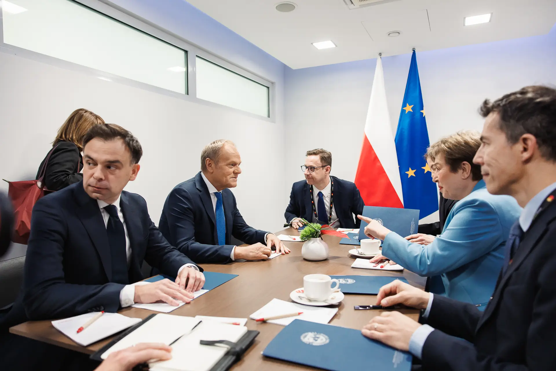 Spotkanie polityków przy stole konferencyjnym. Siedzą przy nim m.in. Andrzej Domański i Donald Tusk.