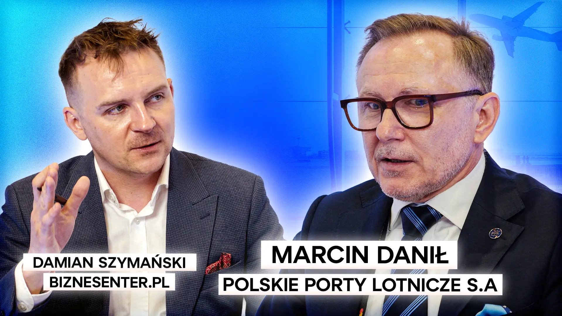 Grafika przedstawiająca Damiana Szymańskiego i Marcina Daniła w trakcie rozmowy na niebieskim tle