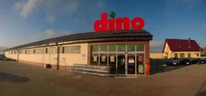 Sklep Dino w Moryniu, słoneczny dzień