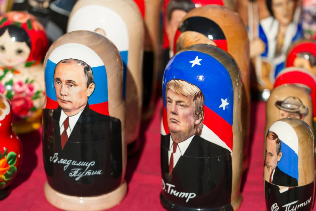 Zdjęcie przedstawia matrioszki z wizerunkiem Putina i Trumpa