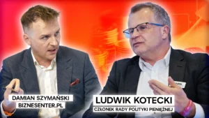 Grafika przedstawiająca Damiana Szymańskiego i Ludwika Koteckiego w trakcie rozmowy na pomarańczowym tle