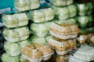 Plastikowe opakowania z babeczkami
