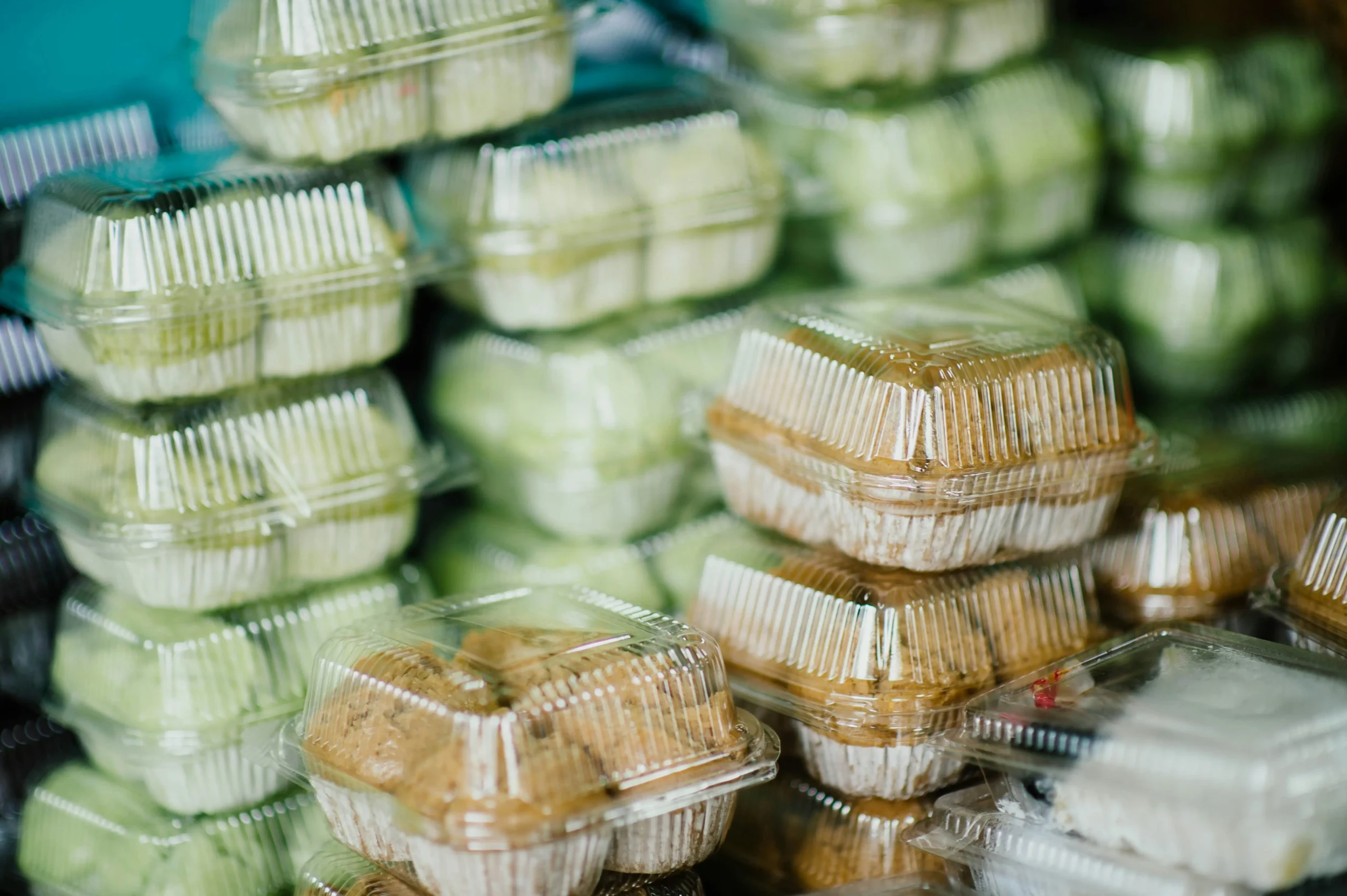 Plastikowe opakowania z babeczkami