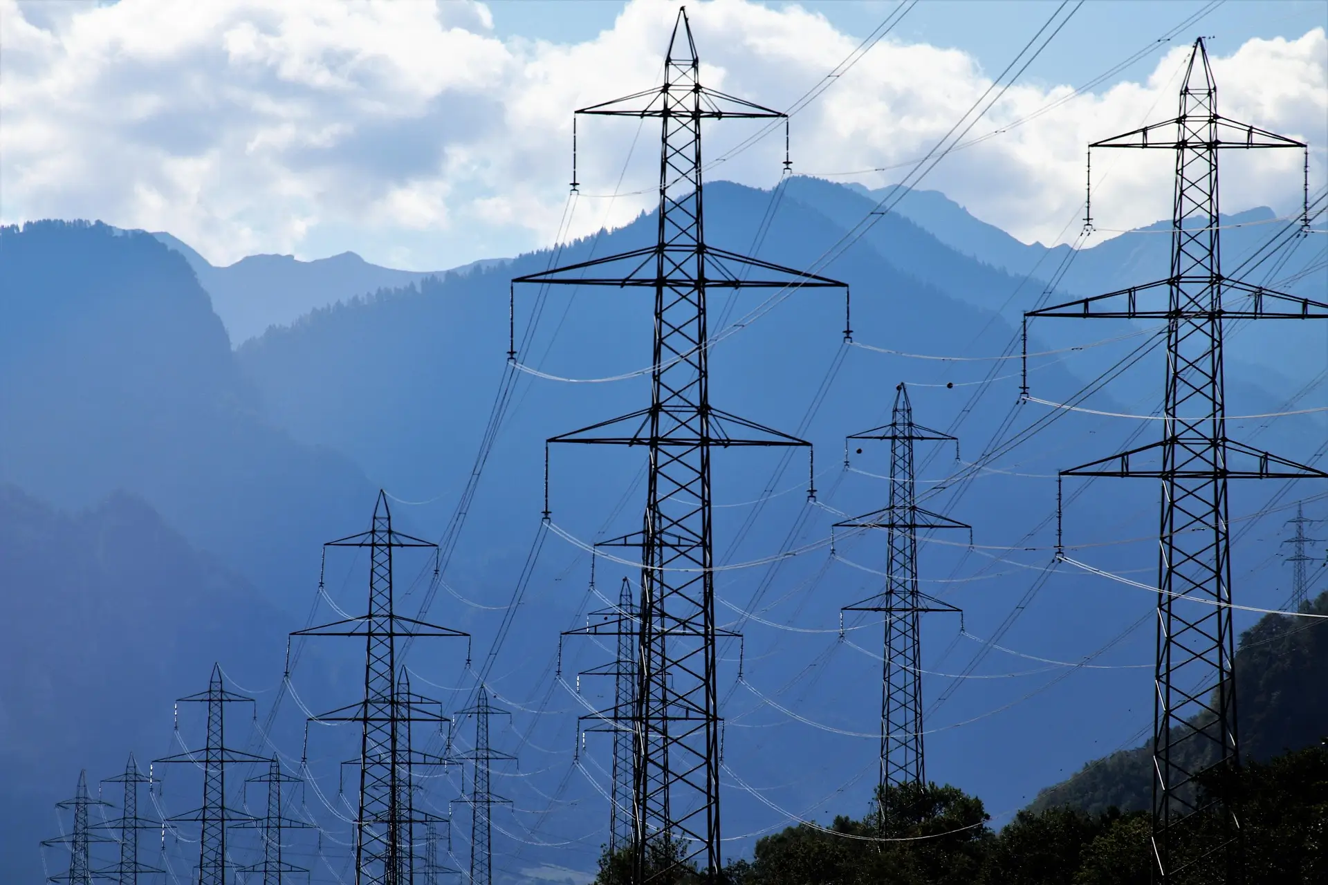 Słupy energetyczne w górskim krajobrazie.