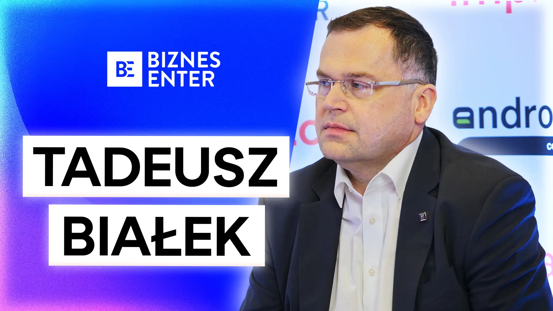 Tadeusz Białek w garniturze w trakcie wywiadu. Po lewej stronie logo Biznes Enter i podpis Tadeusz Białek