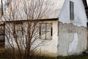 Zdjęcie przedstawia podniszczony dom.
