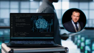 Laptop z kodem i Krzysztof Augustynowicz w garniturze