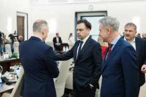 Spotkanie przedstawicieli rządu w sali. Minister Finansów Andrzej Domański w centrum kadru