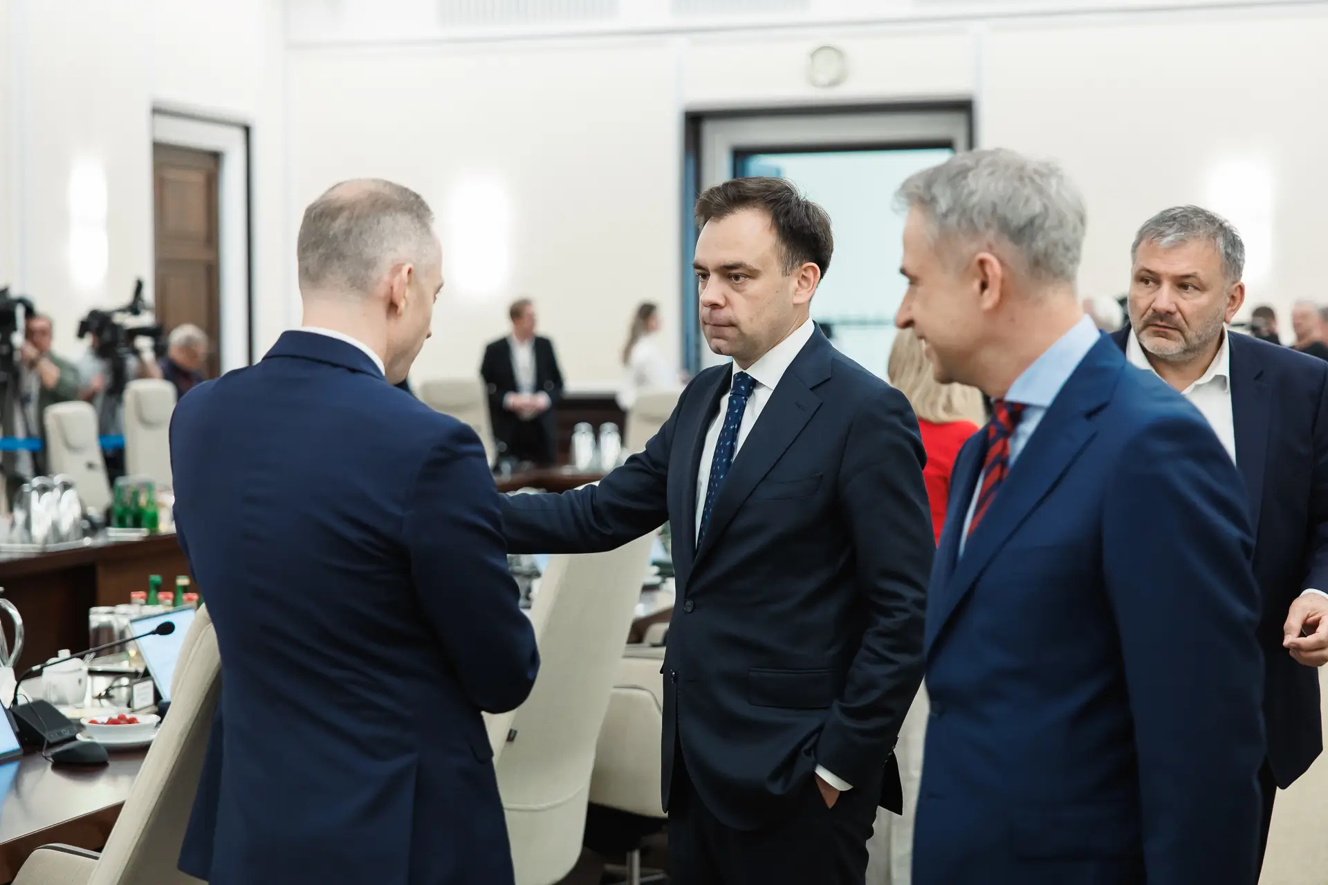 Spotkanie przedstawicieli rządu w sali. Minister Finansów Andrzej Domański w centrum kadru