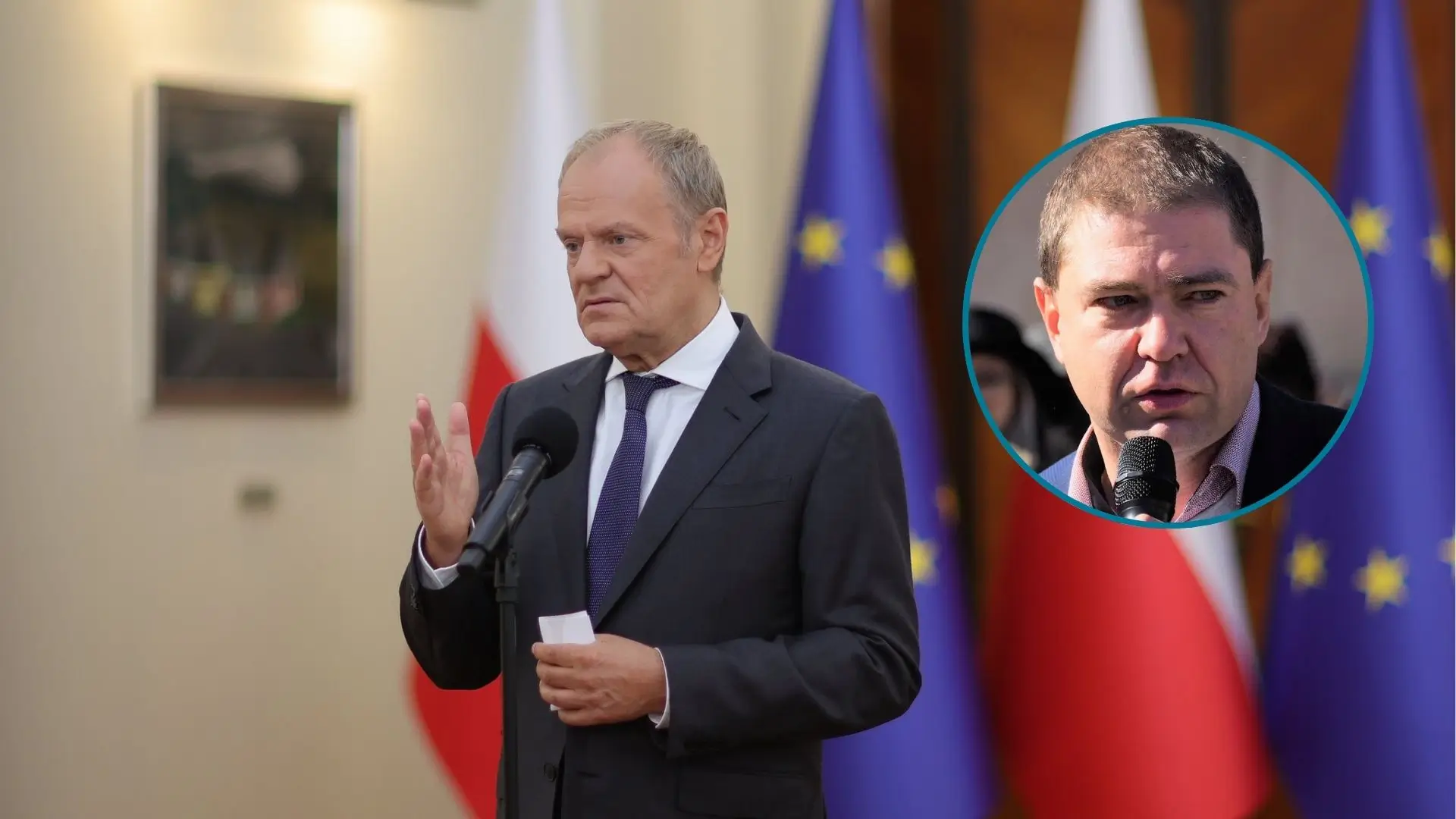 Donald Tusk w garniturze przemawia na tle polsko-unijnych flag. Obok niego w kółku Piotr Szumlewicz przemawiający na wiecu