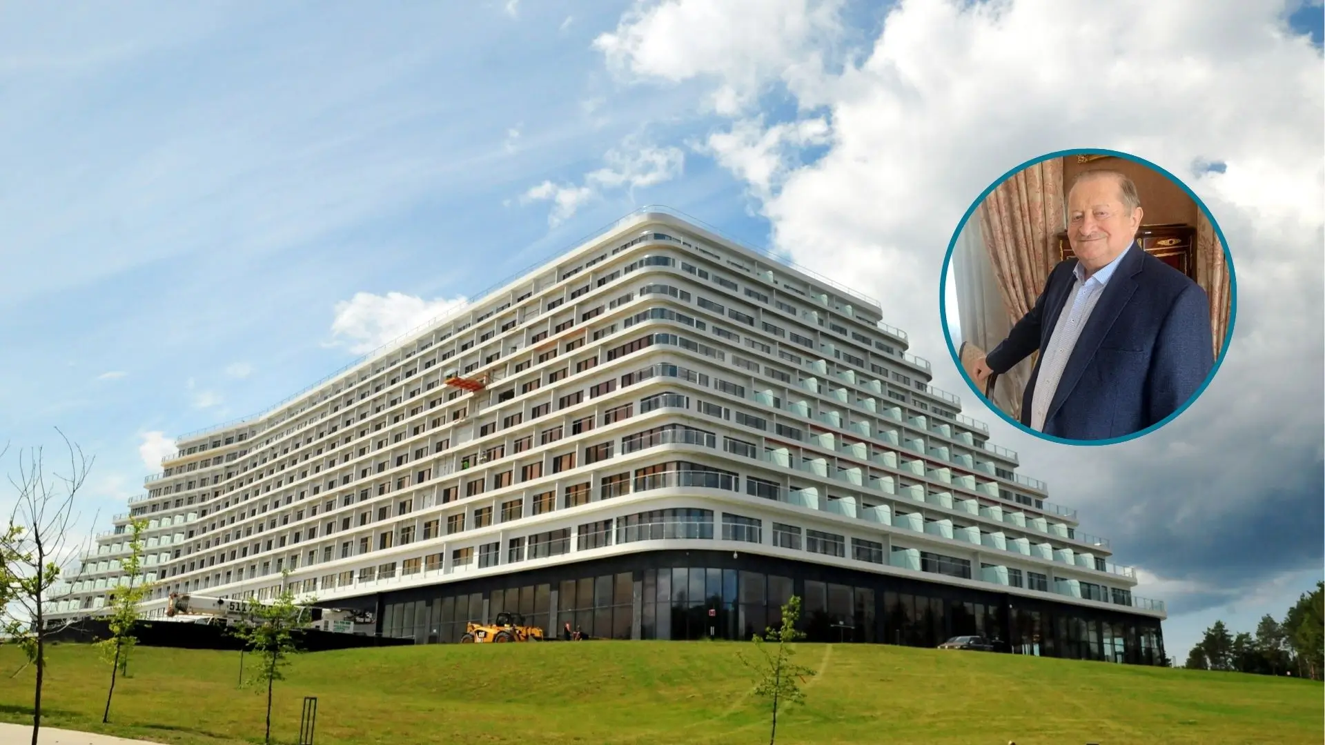 Ogromna bryła hotelu w Pobierowie widziana z ziemi z zielonym otoczeniem. Obok niej Tadeusz Gołębiewski w garniturze w kółku.