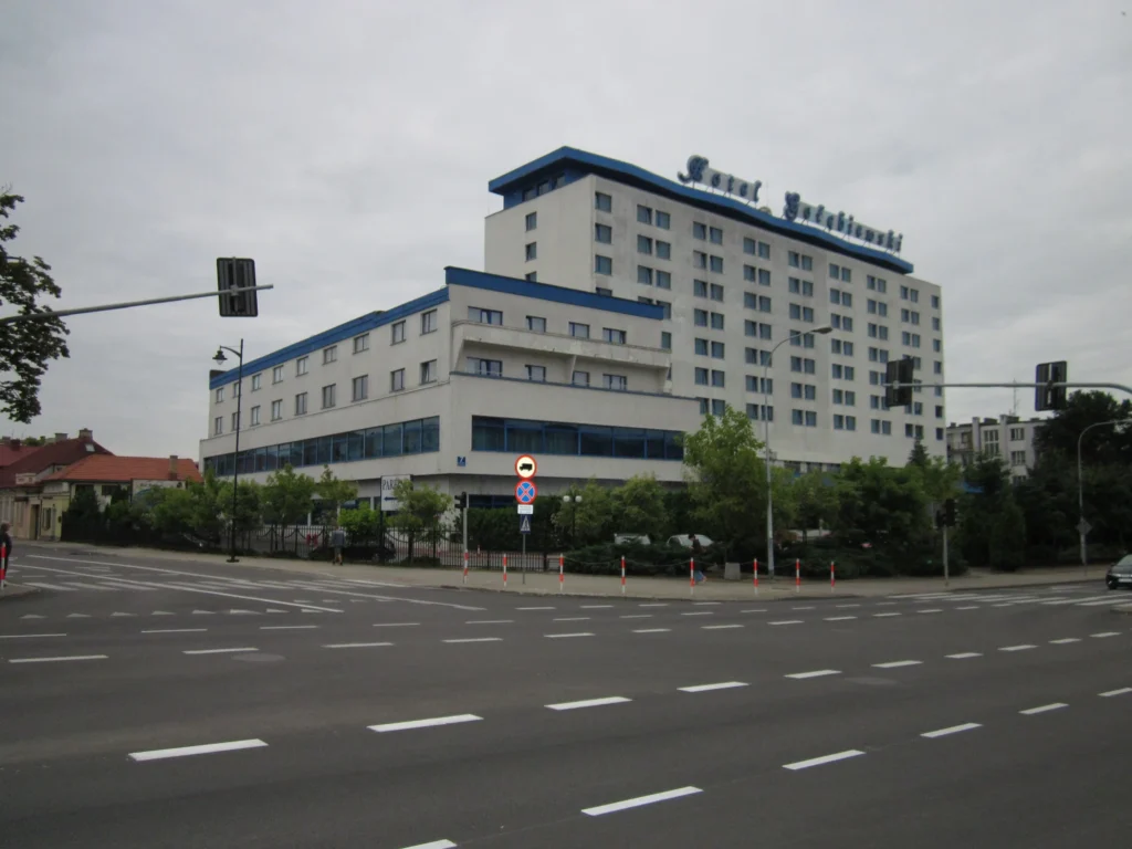 Nowoczesny Hotel Gołębiewski przy ruchliwej ulicy w Białymstoku.