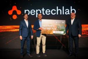 Adam Penkala odbierający nagrodę na scenie za trzecie miejsce w Huawei Startup Challenge