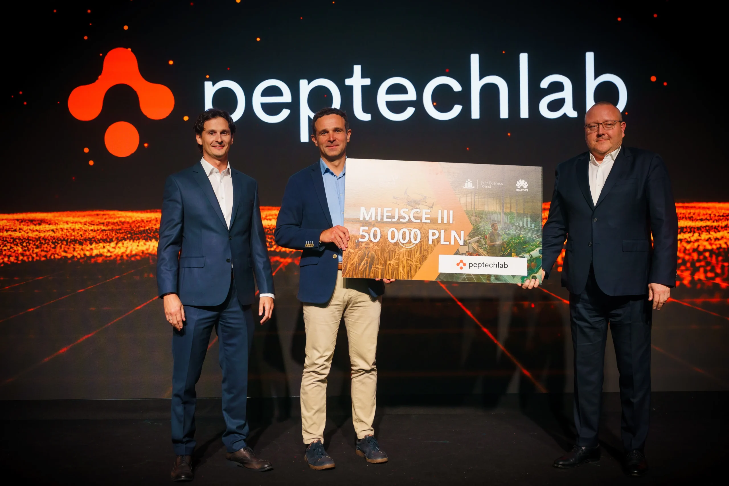 Adam Penkala odbierający nagrodę na scenie za trzecie miejsce w Huawei Startup Challenge