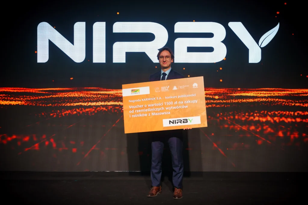 Piotr Lazarek z nagrodą na scenie Huawei Startup Challenge.