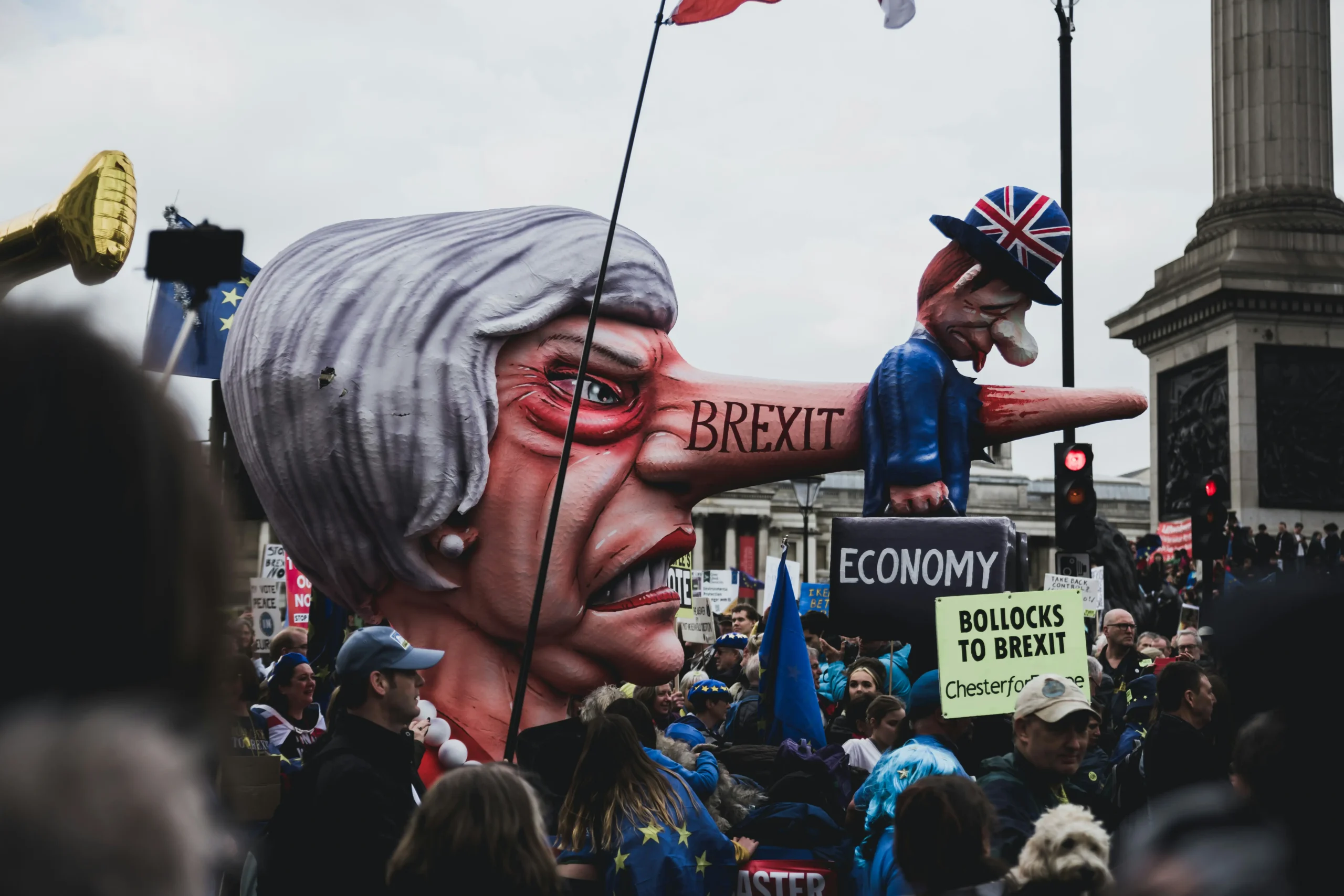 Zdjęcie przedstawia protesty anty-brexitowe w Londynie w 2016 r.