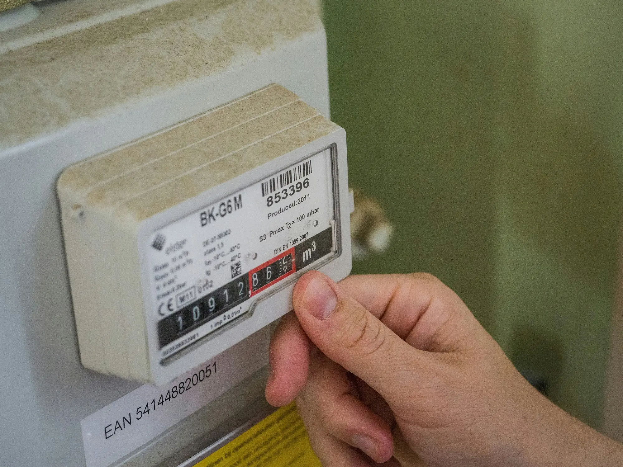 Zdjęcie przedstawia licznik na energię elektryczną.