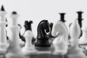 Zdjecie przedstawia figury szahowe na szachownicy.