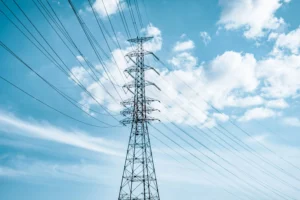 Słup energetyczny na tle nieba