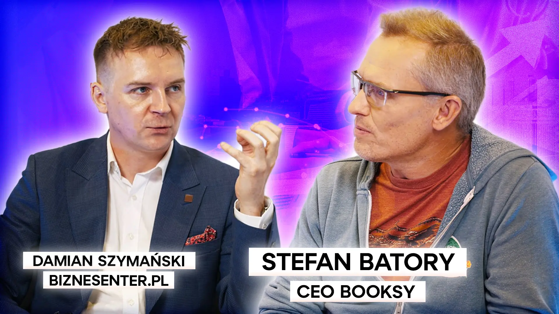 Grafika przedstawiająca Damiana Szymańskiego i Stefana Batorego w trakcie rozmowy na niebiesko-fioletowym tle